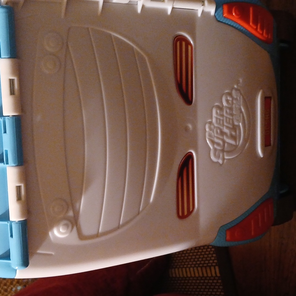 SUPERGIRL AND TRANSFORMING BUS - Picture 15 of 16